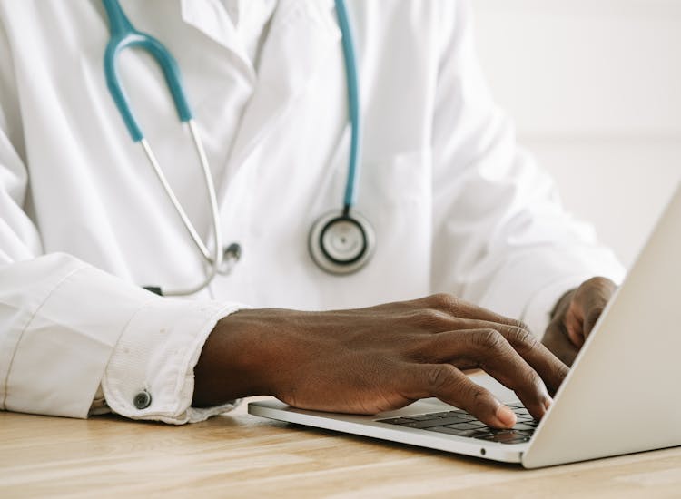 Médico en consulta